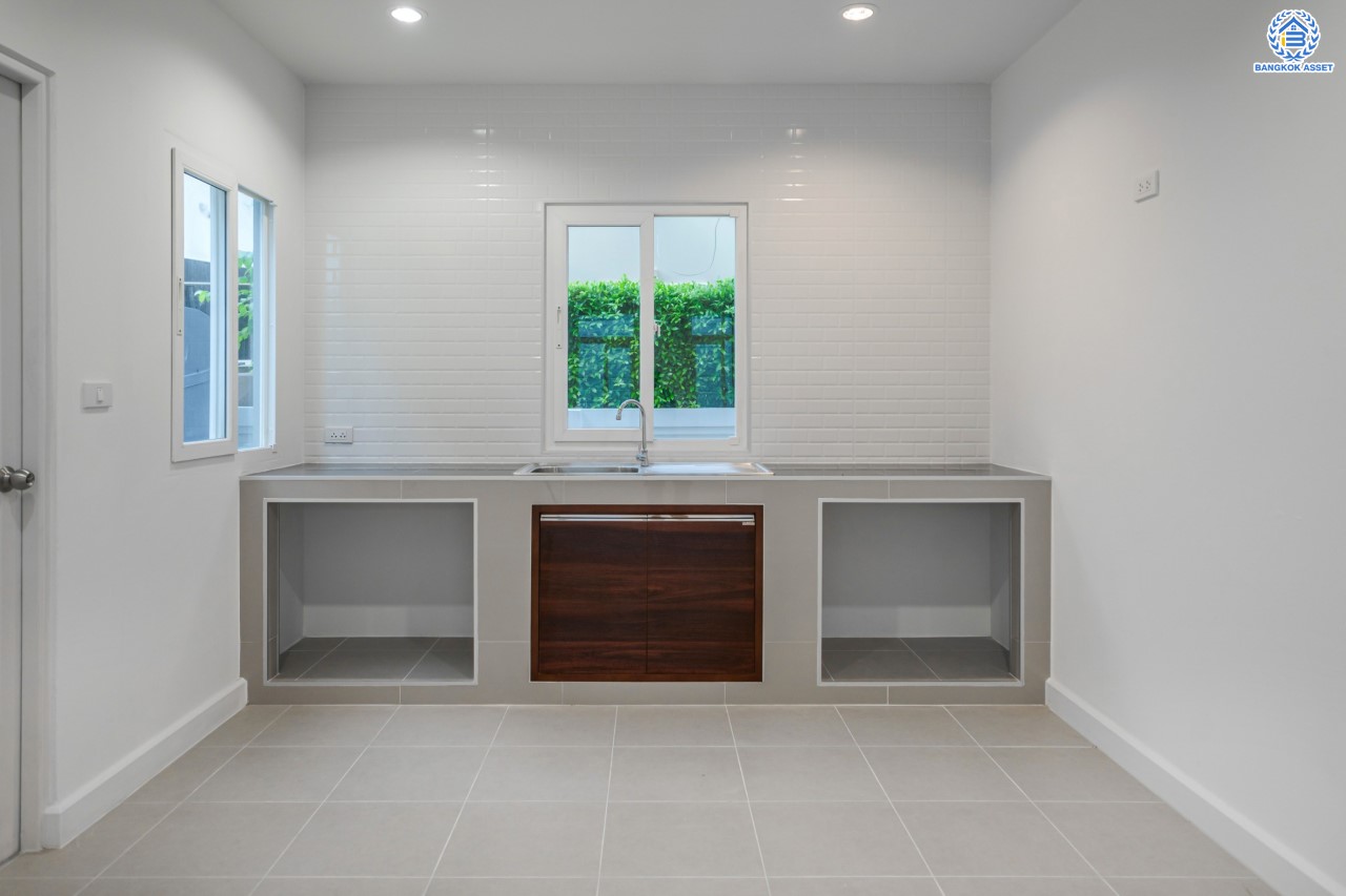 บ้านมือสองตกแต่งใหม่ ม.เดอะแพลนท์ วัชรพล หลังมุม เนื้อที่ 54 ตร.ว. ฟังก์ชัน 3 ห้องนอน 3 ห้องน้ำ จอดรถได้ 2 คัน Facilities ครบครัน บนทำเลเชื่อมต่อหลายเส้นทาง ถ.รามอินทรา ถ.สายไหม และ ถ.พหลโยธิน ใกล้สนามบินดอนเมือง ทางด่วน "รามอินทรา" และรถไฟฟ้าสายสีเขียว "สถานีคูคต"